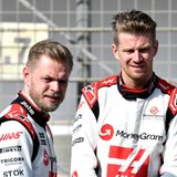 Nach drei Jahren Pause feiert Nico Hülkenberg (r.) ein Comeback in der Formel 1. Das ist außergewöhnlich, doch es zeigt, was für einen guten Ruf der 35-Jährige in der Branche hat. Die Zeit überbrückte er größtenteils als Ersatzfahrer bei Aston Martin, wo er in wenigen Einsätzen bewies, dass er keine Eingewöhnungszeit braucht, um gute Ergebnisse zu liefern. Teamchef Günther Steiner setzt mit Hülkenberg und dem Dänen Kevin Magnussen in dieser Saison auf Erfahrung, nachdem er mit dem jungen Mick Schumacher in der vergangenen Saison nicht zufrieden war (um es höflich auszudrücken). Leider werden die erfahrenen Fahrer nichts daran ändern, dass Haas auch in dieser Saison hinterherfahren wird.