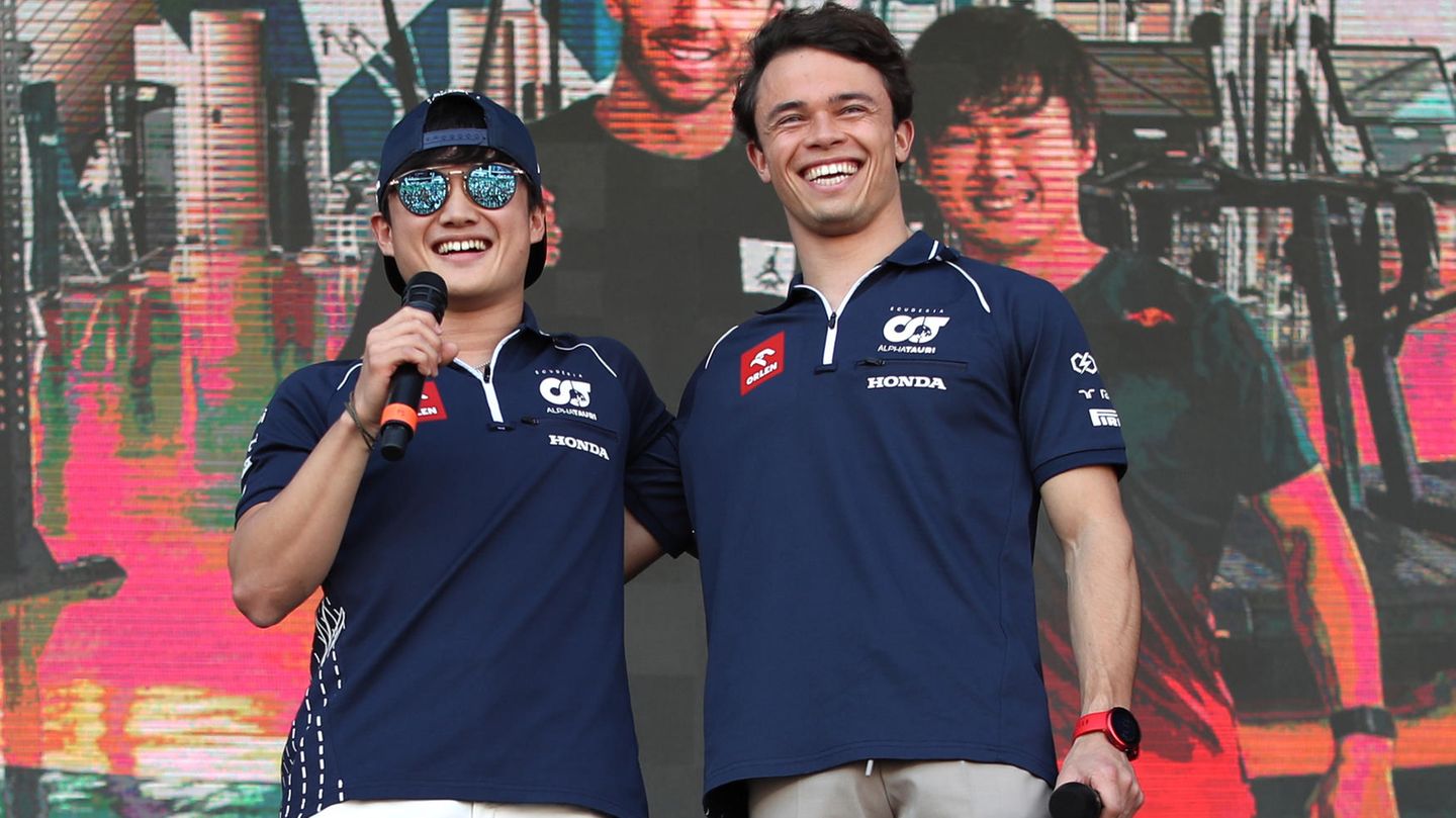 Der Nachwuchsrennstall von Red Bull, Alpha Tauri, wird sich wieder im hinteren Teil des Feldes einordnen müssen. Mit dem Japaner Yuki Tsunoda (l.) haben sie einen schnellen Piloten, der zu waghalsigen Überholmanövern fähig ist, aber sein Auto auch gern mal schrottet. Der 22-Jährige geht nun in sein drittes Formel-1-Jahr, es könnte ein entscheidendes werden. An seiner Seite fährt der Niederländer Nyck de Vries, der bislang hauptsächlich in der Formel e unterwegs war. Der Niederländer ist mit 28 Jahren ein echter Spätstarter in der Formel 1.