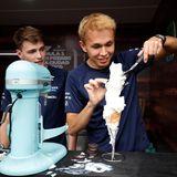 Der große und traditionsreiche Rennstall Williams ist seit Jahren ein Schatten der vergangenen, ruhmreichen Tage. Es fehlt dem Team, hinter dem kein großer Konzern steckt, einfach an Geld und vielleicht auch am nötigen Managementgeschick. Für den talentierten Piloten Alexander Albon (l.) ist Williams hingegen ein Glück. Der britisch-thailändische Fahrer fuhr bereits anderthalb Jahre für Red Bull, bis er aussortiert wurde. Nach einem Jahr Pause verpflichtete ihn schließlich Williams und Albon kehrte in die Königsklasse des Motorsports zurück. Das hat er verdient, weil er ein sehr talentierter Fahrer ist. Er muss neben dem blutjungen Rookie Logan Sargeant die Fahnen des britischen Teams in Ehren halten.