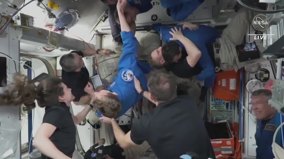 Video: Herzliche Begrüßung: Neuankömmlinge auf der ISS Video: Herzliche Begrüßung: Neuankömmlinge auf der ISS