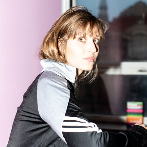 Charlotte Gneuß im Halbprofil