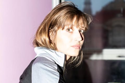 Charlotte Gneuß im Halbprofil