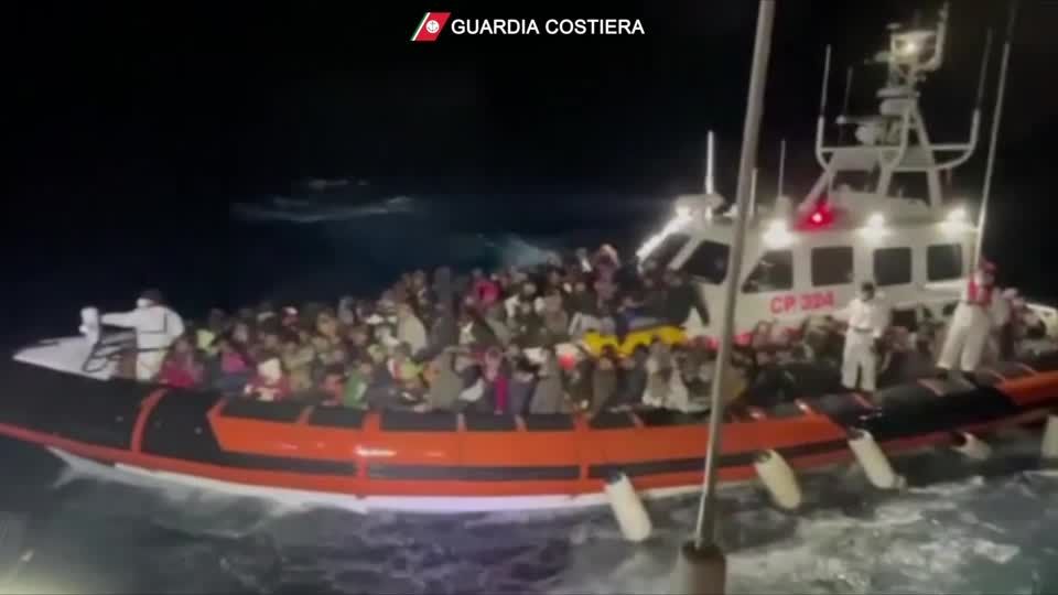 Video: Auf See: Italienische Küstenwache nimmt mehr als 200 Migranten an Bord