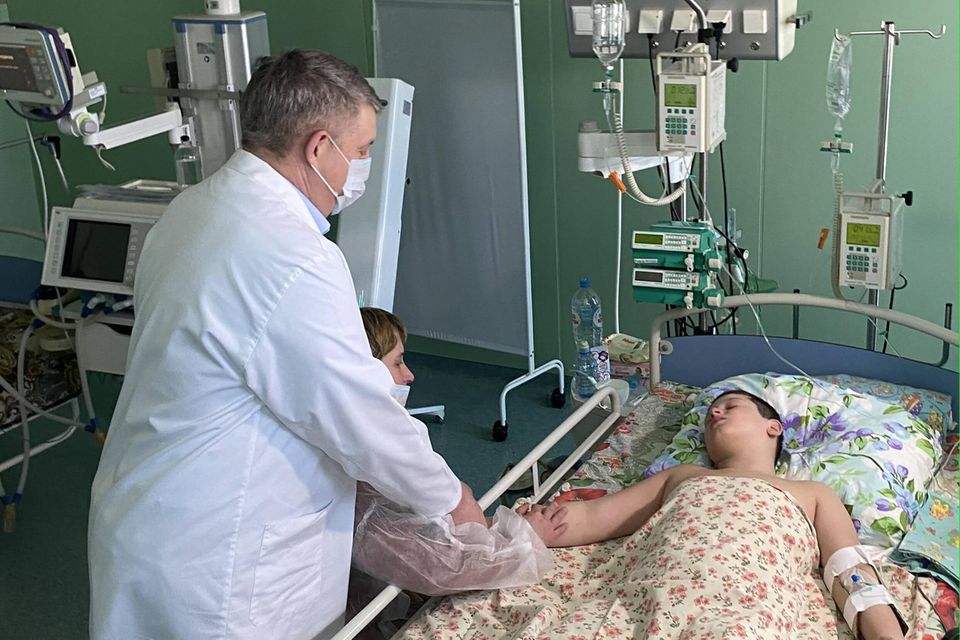 Widerspruch auf Widerspruch : Der Gouverneur der Region Brjansk stattet dem Helden Fjodr einen obligatorischen demonstrativen Besuch im Krankenhaus ab Der Gouverneur der Region Brjansk stattet dem Helden Fjodr einen obligatorischen demonstrativen Besuch im Krankenhaus ab