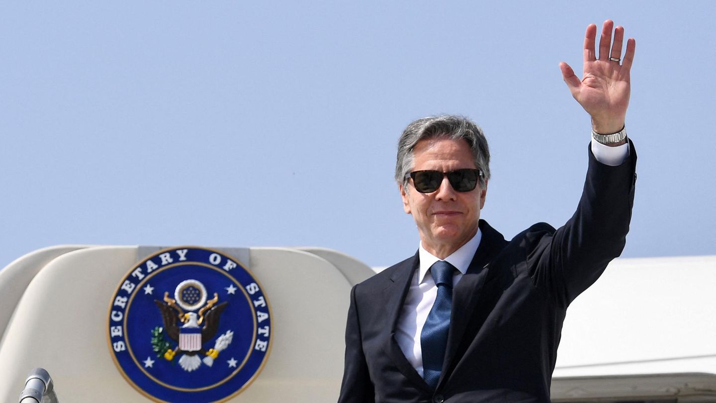 Anthony Blinken Anthony Blinken winkt von der Gangway seines Regierungsfliegers aus
