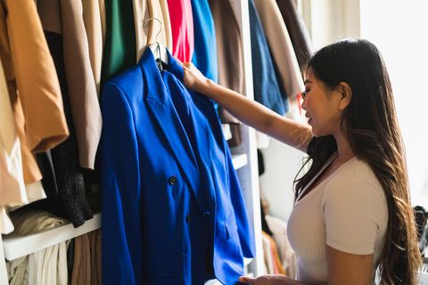 Im Nu den Kleiderschrank ausmisten: Aufräum-Expertin erklärt 3-Sekunden-Regel