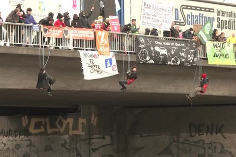 Video: "Abhängen" für den Klimaschutz - Autobahnblockade in Frankfurt