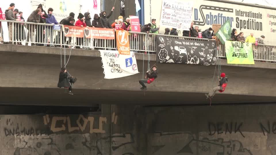 Video: "Abhängen" für den Klimaschutz - Autobahnblockade in Frankfurt