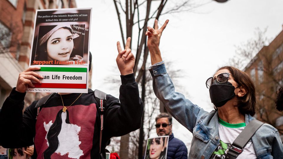 Mysteriöse Vergiftungswelle hält den Iran in Atem Menschen protestieren in Washington gegen die Vergiftungen von Schulmädchen im Iran