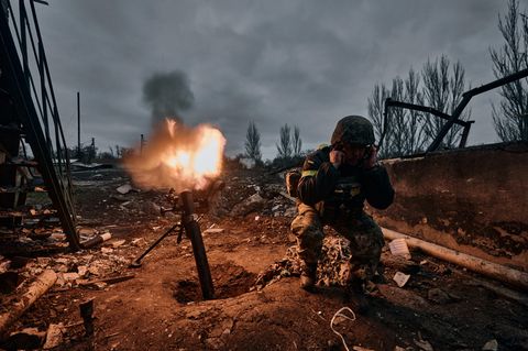 Soldat feuert einen Mörser