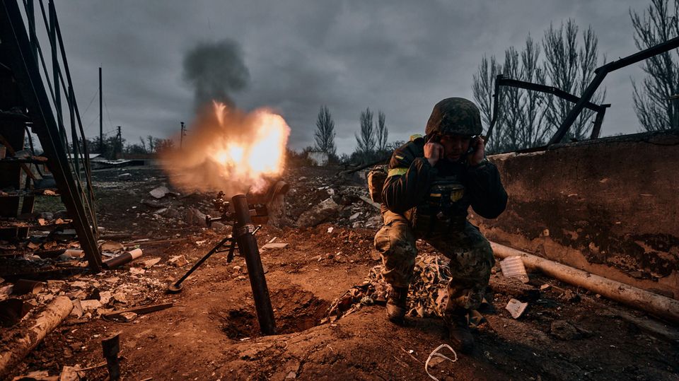 Soldat feuert einen Mörser