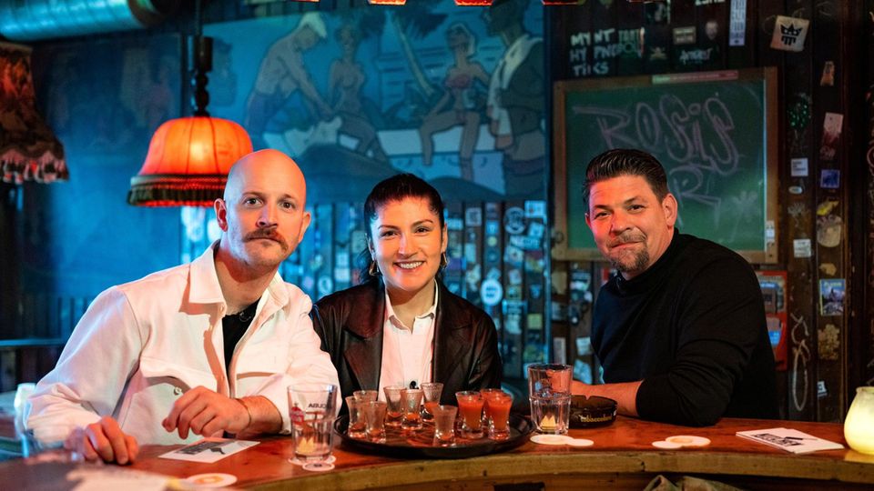 Tim Mälzer (rechts) kommt auf die Harmonie von Elif Oskan und Markus Stöckle nicht klar
