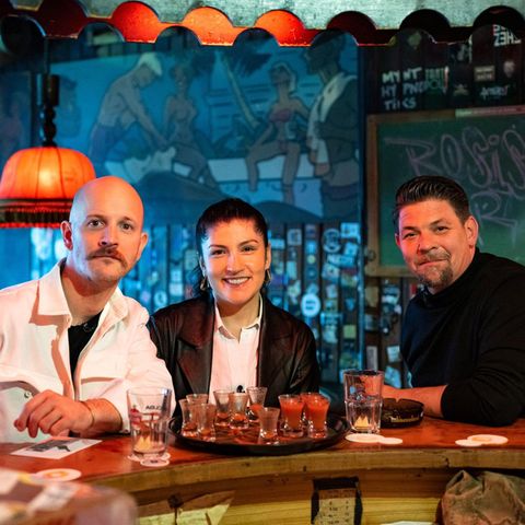 Tim Mälzer (rechts) kommt auf die Harmonie von Elif Oskan und Markus Stöckle nicht klar