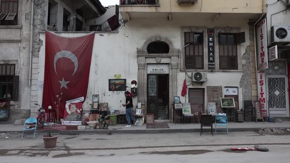 Video: Ladenbesitzer trotz Erdbebenkrise in der Türkei