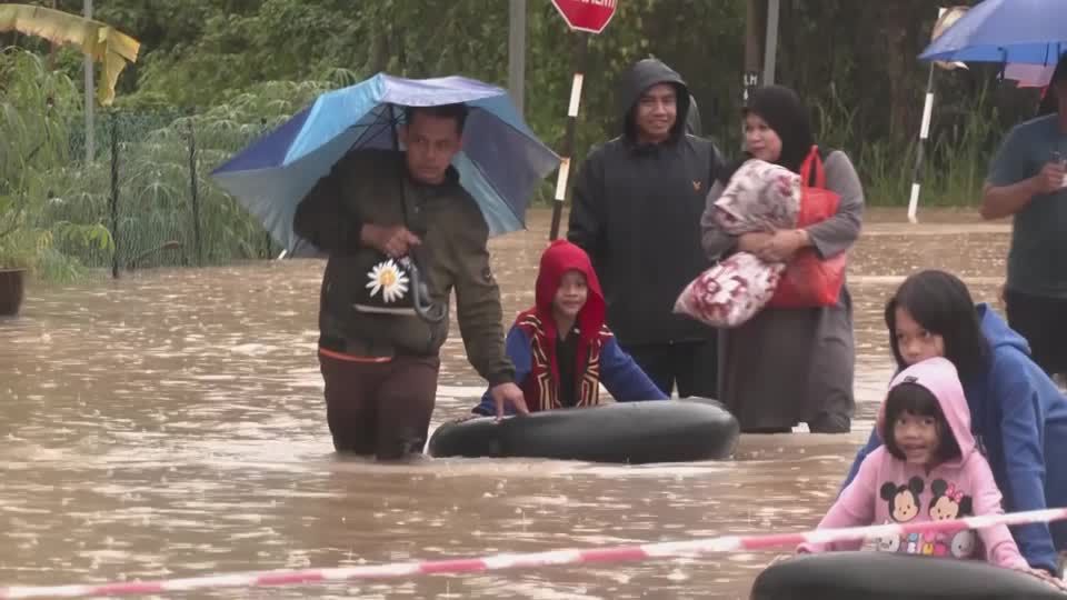 Video: Hochwasser vertreibt Zehntausende in Malaysia