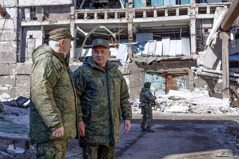 Sergej Schoigu (2.v.l) mit einem Offizier an einem nicht genannten Ort – angeblich in der Ukraine