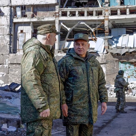 Sergej Schoigu (2.v.l) mit einem Offizier an einem nicht genannten Ort – angeblich in der Ukraine