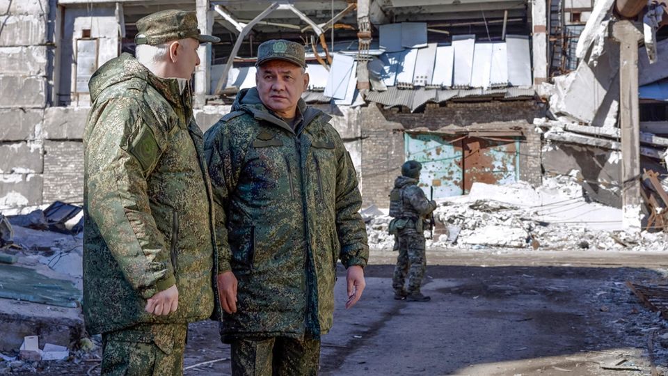 Sergej Schoigu (2.v.l) mit einem Offizier an einem nicht genannten Ort – angeblich in der Ukraine