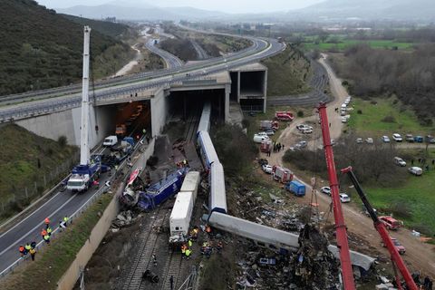 Griechenland: Rettungskräfte durchsuchen nach der Kollision zweier Züge die Wracks nach Opfern