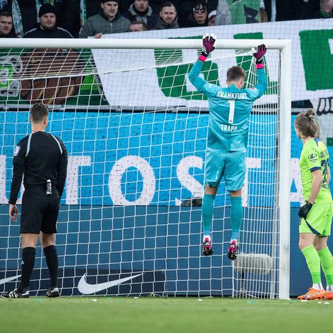 Eintracht Frankfurts Torwart Kevin Trapp hängt im Bundesliga-Spiel gegen Wolfsburg an der Torlatte