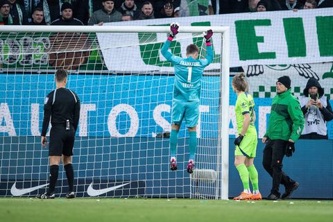 Eintracht Frankfurts Torwart Kevin Trapp hängt im Bundesliga-Spiel gegen Wolfsburg an der Torlatte