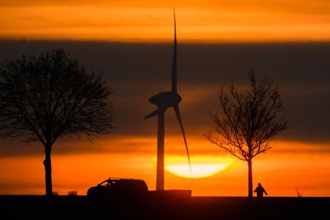 Klimawandel-Studie: Die Sonne geht hinter einem Windrad unter