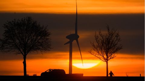 Klimawandel-Studie: Die Sonne geht hinter einem Windrad unter