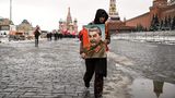 Moskau, Russland. Zumindest in den Herzen einiger Russinnen und Russen ist der Diktator noch lebendig. Der Mann, dessen Terrorregime bis zu 60 Millionen Menschen das Leben gekostet hat, bekommt zu seinem 70. Todestag nach Beobachtung der Nachrichtenagentur AFP von mehr als tausend Menschen auf dem Roten Platz die Ehre erwiesen. "Die Menschen haben unterschiedliche Sichtweisen auf Stalin", sagte der pensionierte Geschichtslehrer Pjotr Solokow, den die AFP am Samstag in Moskau befragte. "Es sind vor allem die älteren Menschen, die ihn positiv sehen, als ob sie die Unterdrückung vergessen hätten. Die jungen Leute kennen ihn nicht gut, und die Menschen mittleren Alters sind gespalten."