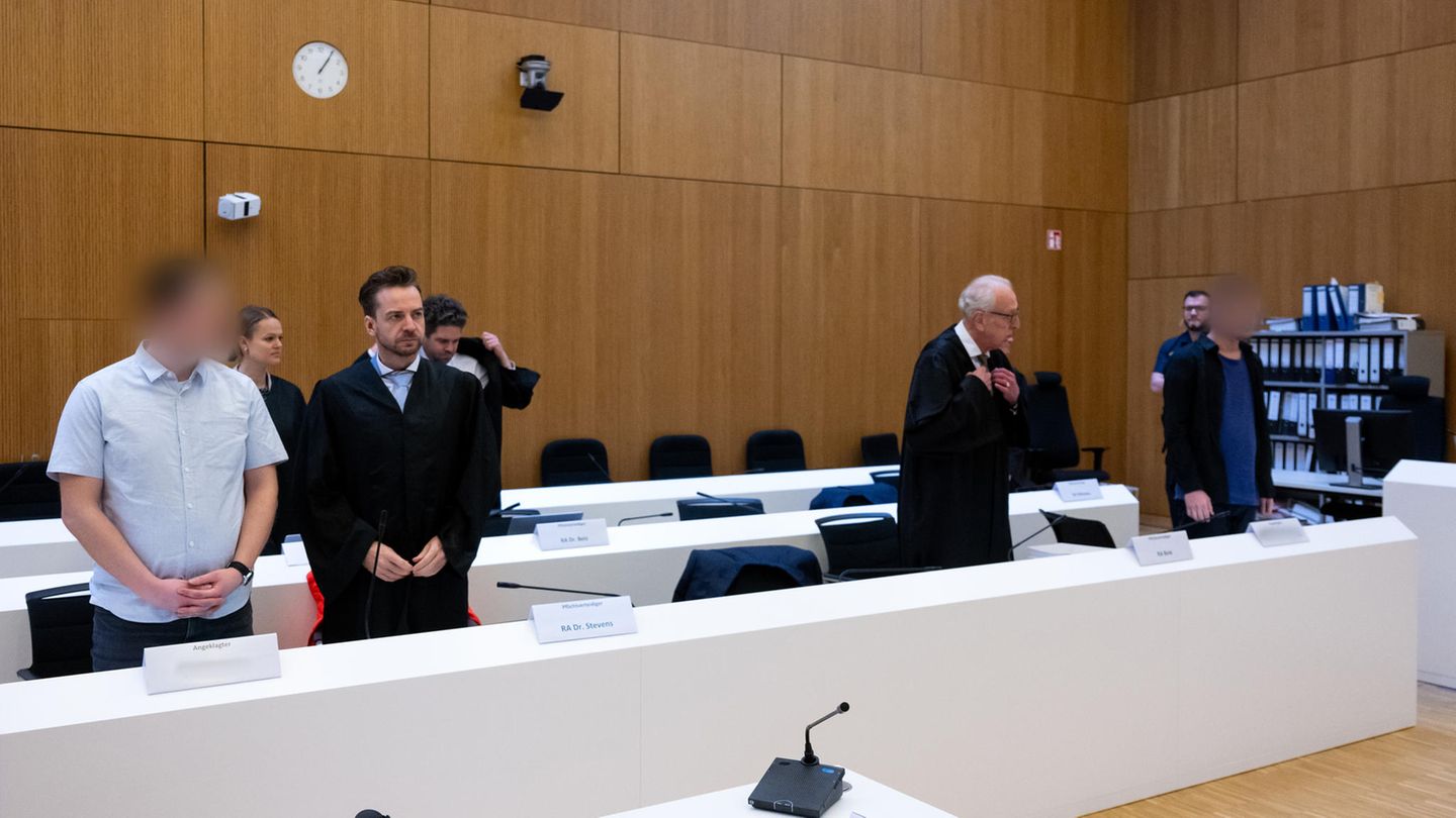 Die beiden Angeklagten (l., r.) im Dreichfachmord von Starnberg im Hochsicherheitsgerichtssaal vom Landgericht München II