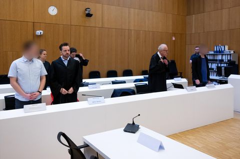 Die beiden Angeklagten (l., r.) im Dreichfachmord von Starnberg im Hochsicherheitsgerichtssaal vom Landgericht München II