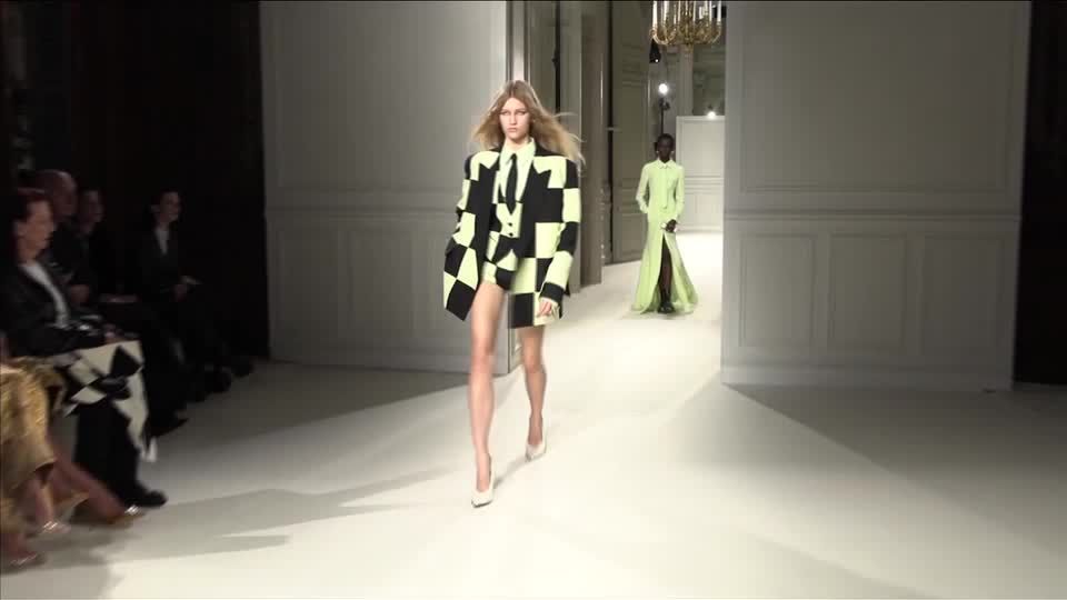 Video: Valentino bei der Fashion Week Paris: Oversized in die kühle Jahreszeit