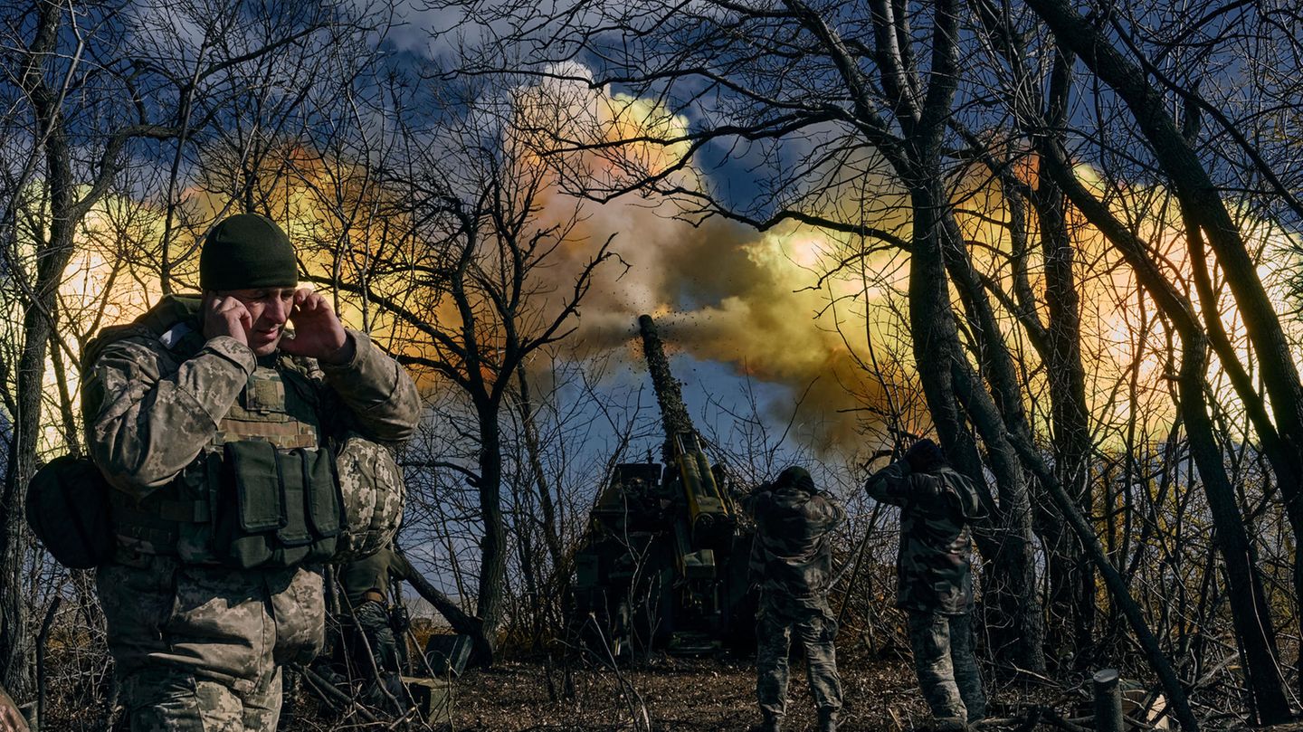 Ukrainische Soldaten feuern Anfang März mit einer Haubitze auf russische Stellungen rund um Bachmut