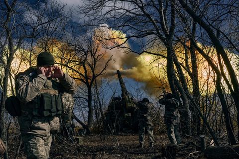 Ukrainische Soldaten feuern Anfang März mit einer Haubitze auf russische Stellungen rund um Bachmut