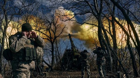 Ukrainische Soldaten feuern Anfang März mit einer Haubitze auf russische Stellungen rund um Bachmut