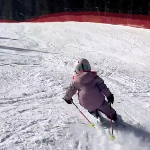 Ganz schön flott: Matilda Neureuther auf zwei Kufen unterwegs.