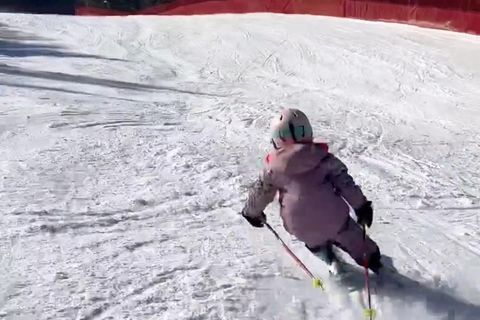 Ganz schön flott: Matilda Neureuther auf zwei Kufen unterwegs.