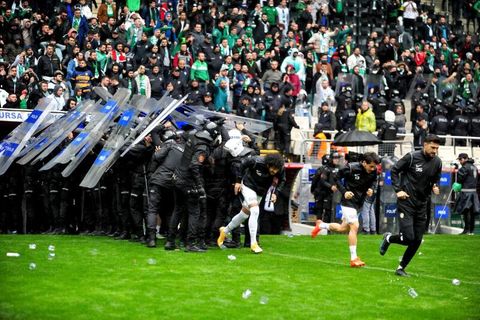 Die Partie in Bursa wurde trotz der Ausschreitungen nicht abgebrochen