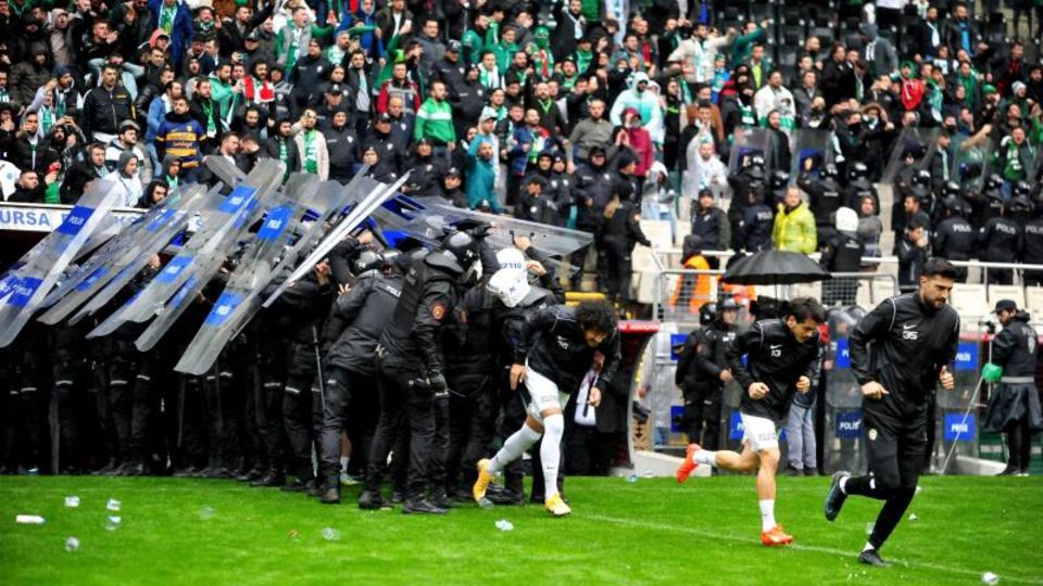 Die Partie in Bursa wurde trotz der Ausschreitungen nicht abgebrochen