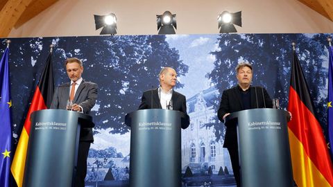 Christian Lindner, Olaf Scholz und Robert Habeck auf der Pressekonferenz in Meseberg
