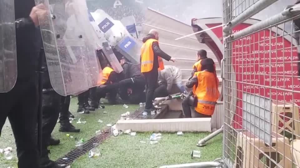 Türkei: Chaos und Gewalt überschatten Fußballspiel – Klub erhebt Rassismus-Vorwürfe
