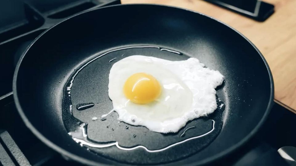 Eier aufschlagen: Mit diesem Trick landet kein Stück Eierschale im Ihrem Spiegelei