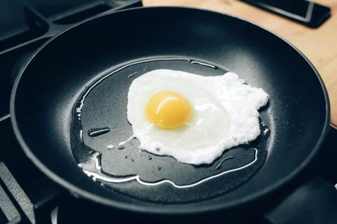 Eier aufschlagen: Mit diesem Trick landet kein Stück Eierschale im Ihrem Spiegelei