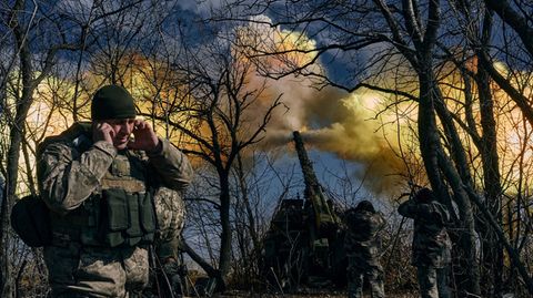 Ukrainische Soldaten feuern eine Panzerhaubitze auf russische Stellungen in der Nähe von Bachmut