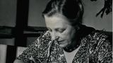 Lotte Reiniger schneidet Figuren für ihren Film