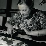 Lotte Reiniger schneidet Figuren für ihren Film