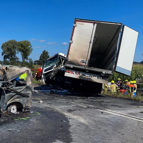 Das ausgebrannte Wrack eines Fahrzeugs steht nach einem tödlichen Unfall auf der B300 bei Schrobenhausen