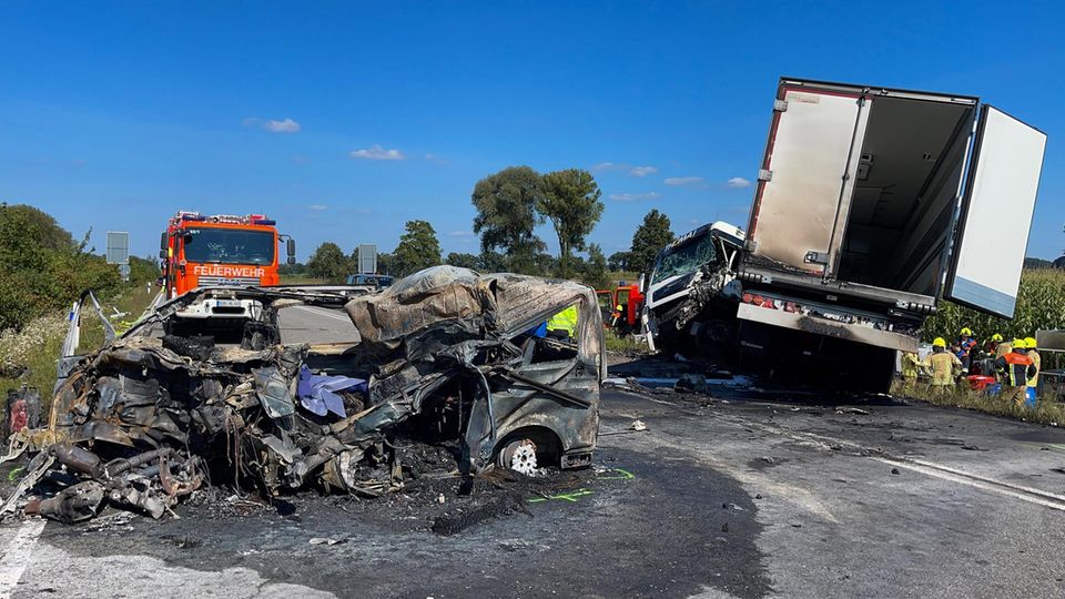 Das ausgebrannte Wrack eines Fahrzeugs steht nach einem tödlichen Unfall auf der B300 bei Schrobenhausen