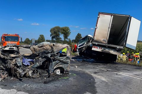 Das ausgebrannte Wrack eines Fahrzeugs steht nach einem tödlichen Unfall auf der B300 bei Schrobenhausen