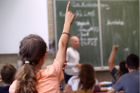 Ein Mädchen meldet sich in einem Klassenzimmer in Aschaffenburg