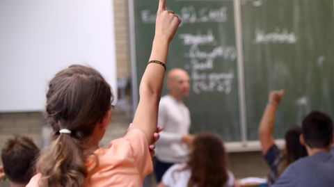 Ein Mädchen meldet sich in einem Klassenzimmer in Aschaffenburg